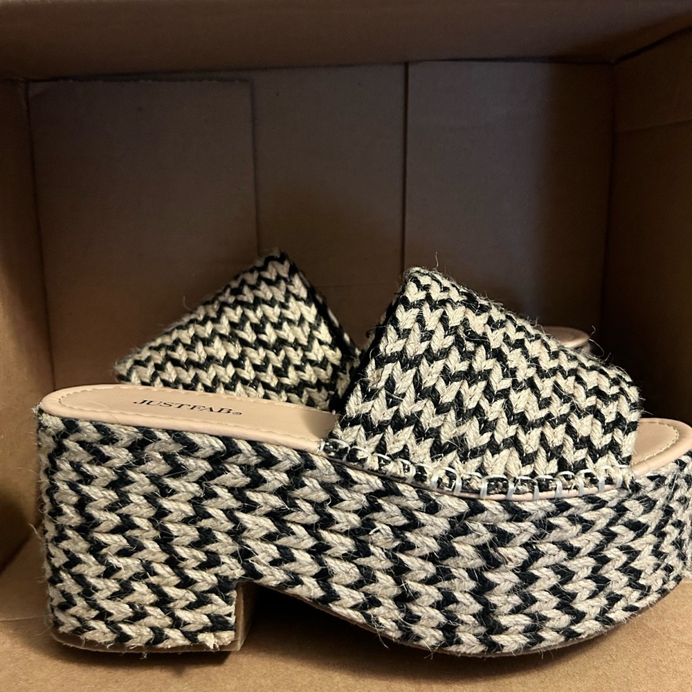 Black and crème wedges